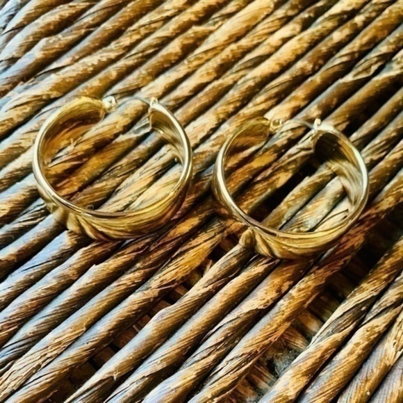 ✨✨Chunky Gold Tone Hoops ✨✨ - Picture 8 of 9